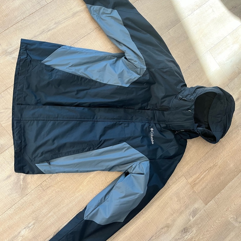 Mens S Columbia hooded winter coat. Has removable inner fleece jacket.